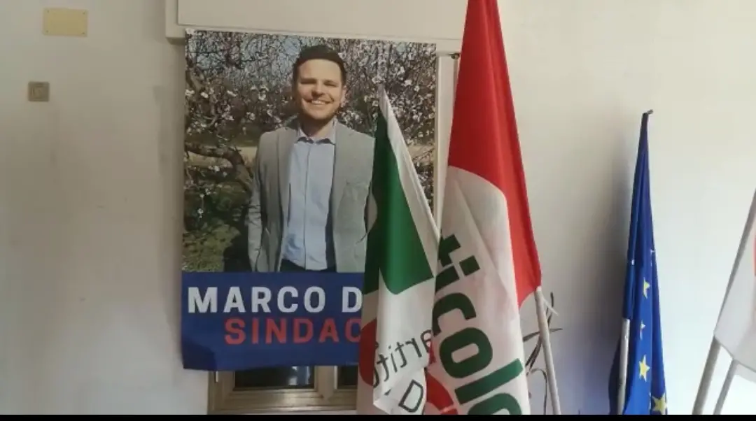 Il manifesto del sindaco Marco Dori e le bandiere nella nuova sede