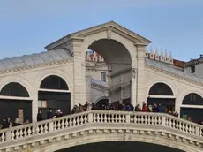 Interpress/Gf.Tagliapietra Venezia 15.01.2017.- Scritte sul ponte di Rialto