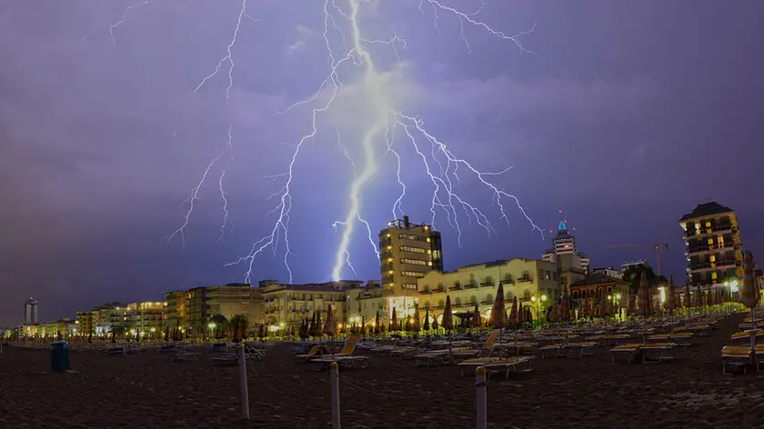 Fulmini sulla spiaggia di Jesolo, in una foto di Claudio Vianello dell'estate 2015