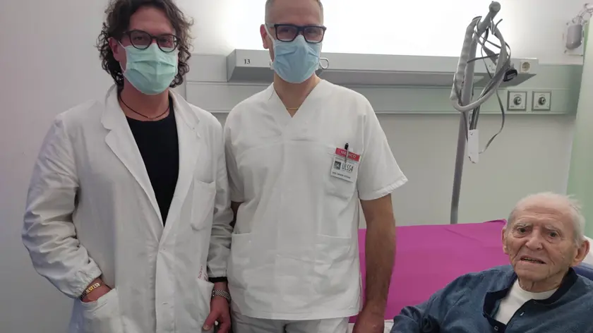 Antonio Bragato con il direttore dell’Ortopedia di Portogruaro Stefano Saggin (al centro) e il dottor Eros Dorigo