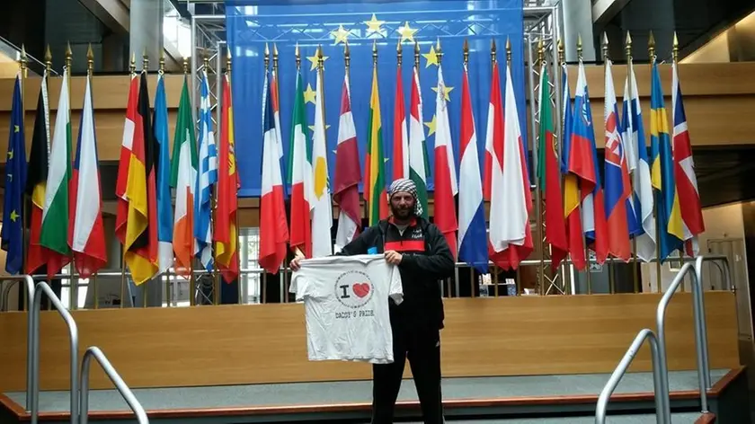 Gabriele Fabris arrivato in bici da Venezia al Parlamento europeo di Strasburgo