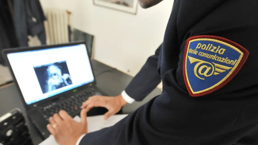 Materiale mostrato durante la conferenza stampa della polizia postale di Genova nell'ambito di una operazione che ha portato alla denuncia di decine di persone in tutta Italia per aver scaricato on-line film e telefilm coperti dal diritto d'autore, stamani 14 settembre 2010..ANSA/LUCA ZENNARO