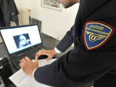 Materiale mostrato durante la conferenza stampa della polizia postale di Genova nell'ambito di una operazione che ha portato alla denuncia di decine di persone in tutta Italia per aver scaricato on-line film e telefilm coperti dal diritto d'autore, stamani 14 settembre 2010..ANSA/LUCA ZENNARO