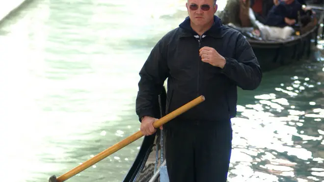 Il gondoliere Aldo Reato, presidente dei "Bancali" (l'associazione dei gondolieri), mentre trasporta turisti sulla sua gondola in una immagine di repertorio. E' sfida all'ultimo remo in questi giorni a Venezia per la scelta dei gondolieri che avranno l'onore di portare Papa Benedetto XVI nella sua prossima visita in citta', l'8 maggio, sul tratto da San Marco alla chiesa della Salute. I candidati sono tanti, troppi tra i 425 gondolieri di Venezia: i nomi della coppia, o delle due coppie di regatanti, non ci sono ancora. La decisione arrivera' tra due-tre giorni spiega il presidente dei 'Bancali', Aldo Reato, oggetto in queste settimane delle richieste dei tanti candidati. ANSA/ANDREA MEROLA