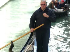 Il gondoliere Aldo Reato, presidente dei "Bancali" (l'associazione dei gondolieri), mentre trasporta turisti sulla sua gondola in una immagine di repertorio. E' sfida all'ultimo remo in questi giorni a Venezia per la scelta dei gondolieri che avranno l'onore di portare Papa Benedetto XVI nella sua prossima visita in citta', l'8 maggio, sul tratto da San Marco alla chiesa della Salute. I candidati sono tanti, troppi tra i 425 gondolieri di Venezia: i nomi della coppia, o delle due coppie di regatanti, non ci sono ancora. La decisione arrivera' tra due-tre giorni spiega il presidente dei 'Bancali', Aldo Reato, oggetto in queste settimane delle richieste dei tanti candidati. ANSA/ANDREA MEROLA