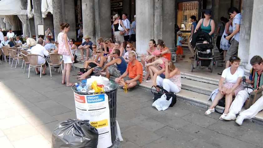Via i cestini dei rifiuti da piazza San Marco