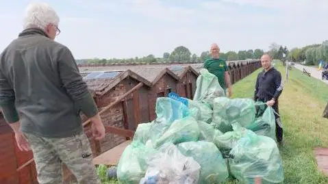 I volontari impegnati ieri mattina nella pulizia della laguna