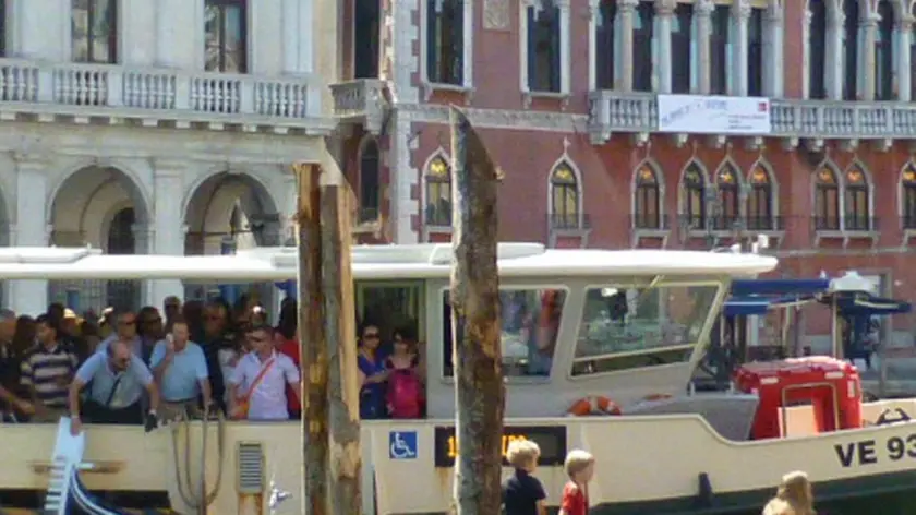 Interpress/Mazzega Vitucci Venezia, 17.08.2013.- Incidente mortale in Canal Grande, Vaporino della linea 1 sperona una gondola con quattro turisti tedeschi.- Nella foto subito dopo l'incidente, la moglie sostiene la testa al marito