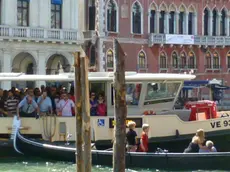 Interpress/Mazzega Vitucci Venezia, 17.08.2013.- Incidente mortale in Canal Grande, Vaporino della linea 1 sperona una gondola con quattro turisti tedeschi.- Nella foto subito dopo l'incidente, la moglie sostiene la testa al marito