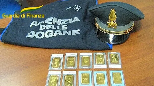 Alcuni dei lingotti intercettati da Finanza e Agenzia delle Dogane