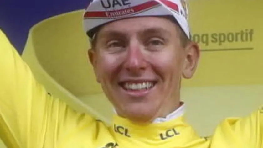 epa09322442 Slovenian rider Tadej Pogacar (C) of the UAE-Team Emirates celebrates on the podium after retaining the overall leader's yellow jersey following the 9th stage of the Tour de France 2021 over 144.9 km from Cluses to Tignes, France, 04 July 2021. EPA/GUILLAUME HORCAJUELO