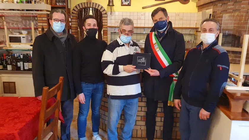 Il sindaco Cereser consegna la targa ai titolari della storica pizzeria