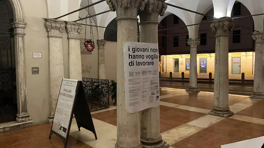 Il cartello appeso vicino al municipio di Noale