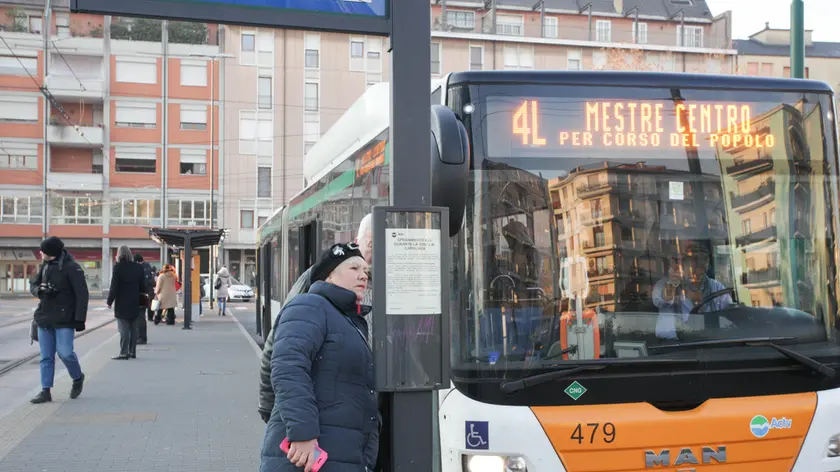 Pendolari costernati davanti ai nuovi orari Actv