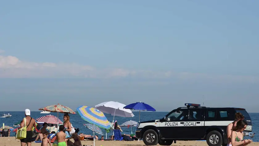 DE POLO - DINO TOMMASELLA - JESOLO LIDO - LE MACCHINE DELLA POLIZIA LOCALE CONTROLLANO LA SPIAGGIA E IL TERRITORIO