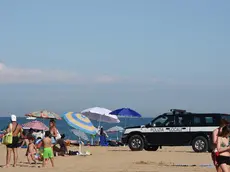 DE POLO - DINO TOMMASELLA - JESOLO LIDO - LE MACCHINE DELLA POLIZIA LOCALE CONTROLLANO LA SPIAGGIA E IL TERRITORIO