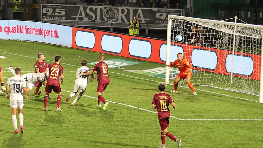 Il bel colpo di testa di Joel Pohjanpalo, tra i migliori del Venezia