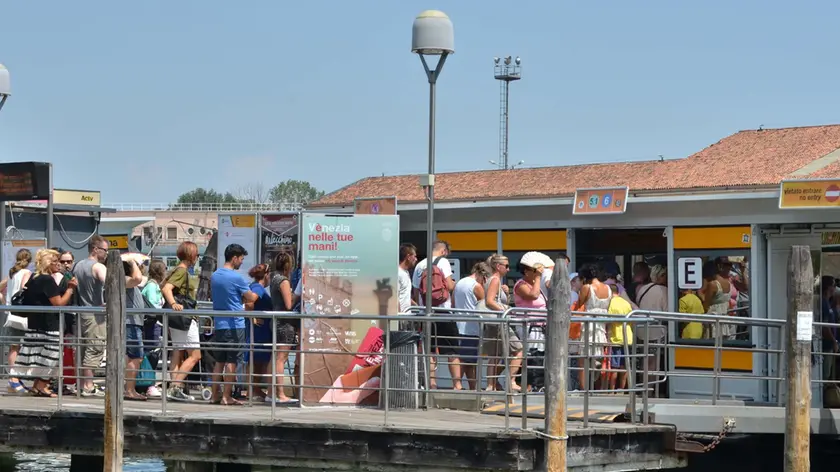 Coda di passeggeri a piazzale Roma