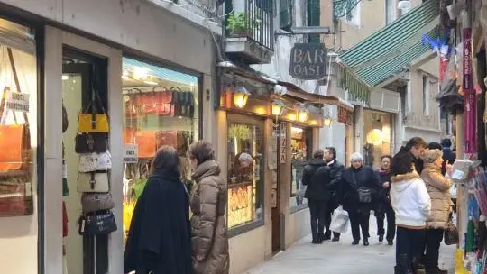 Calle de San Luca, dove è crollato un blocco di intonaco ferendo una donna