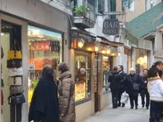 Calle de San Luca, dove è crollato un blocco di intonaco ferendo una donna