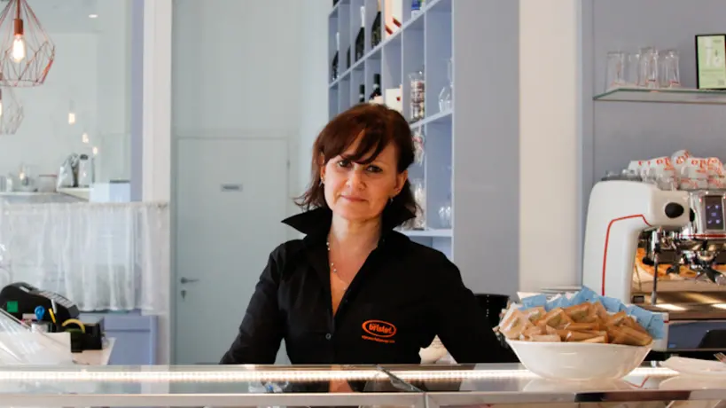 agenzia candussi giornalista Morsego. Caffè Retrò Piazza Carpenedo . nella foto la titolare Silvia Spada