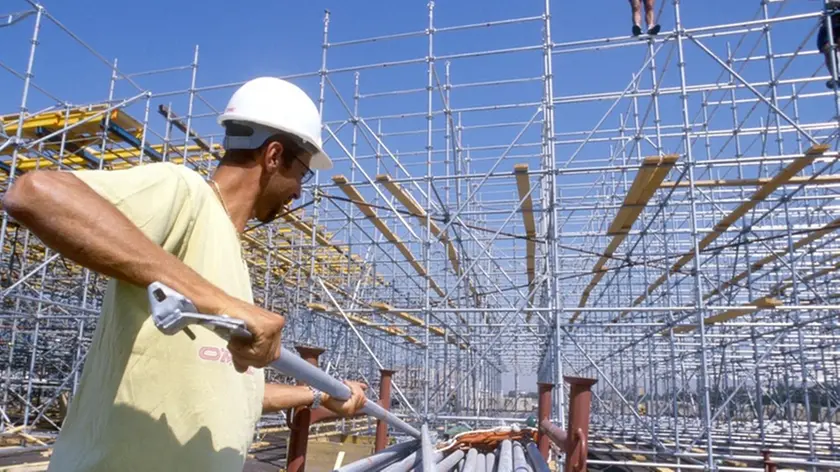 LAVORI EDILI, CANTIERE OPERAIO CON CASCHETTO