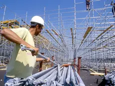 LAVORI EDILI, CANTIERE OPERAIO CON CASCHETTO