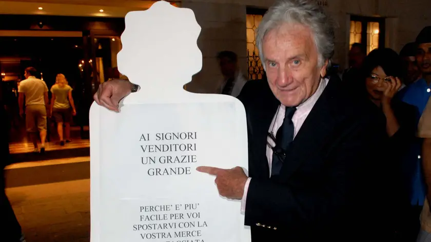 Bollis Interpress Venezia, 05.10.2007.- Performance di Beggiato propietario dell'Hotel Metropole contro i venditori abusivi.-