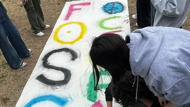 La preparazione dello striscione “Foscarini occupato”