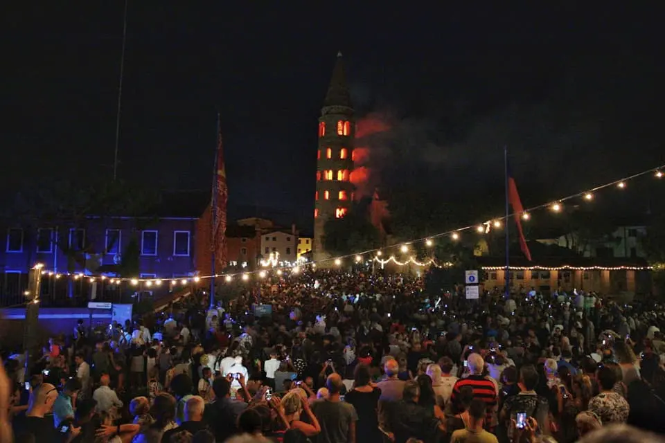 DE POLO - DINO TOMMASELLA - CAORLE - FESTA CON "INCENDIO CAMPANILE" - FOTO ALBERTO DE ZOTTO
