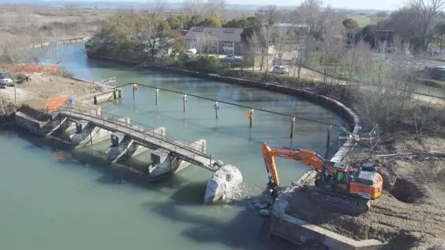 La ruspa al lavoro per la demolizione del ponte ciclopedonale, il cosiddetto manufatto delle Rotte