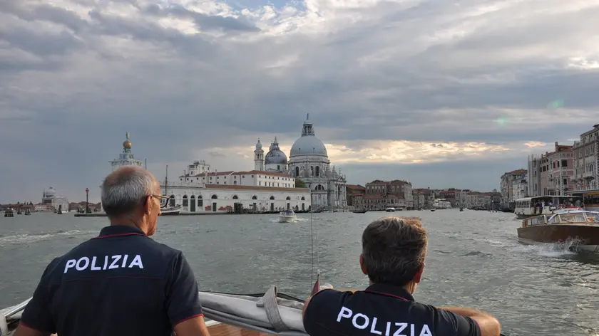 Gli agenti al lavoro durante il servizio di vigilanza balneare