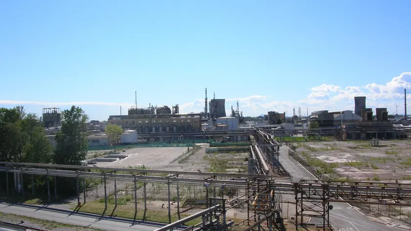 Una vecchia immagine delle aree dove sorgeva il Petrolchimico