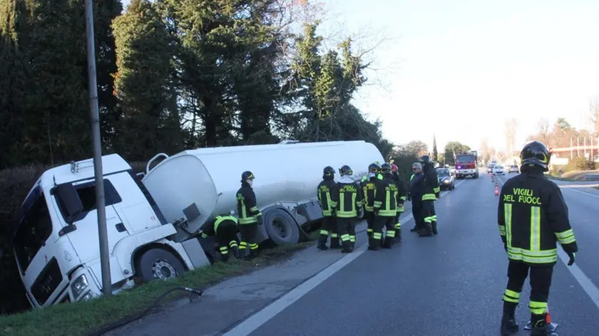 FILIPPI AG.FOTOFILM PREGANZIOL CAMION AUTOCISTERNA NEL FOSSO SUL TERRAGLIO