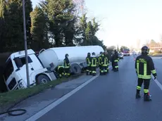 FILIPPI AG.FOTOFILM PREGANZIOL CAMION AUTOCISTERNA NEL FOSSO SUL TERRAGLIO