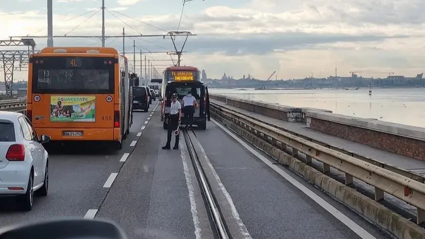 Incidente sul ponte della Libertà a Venezia
