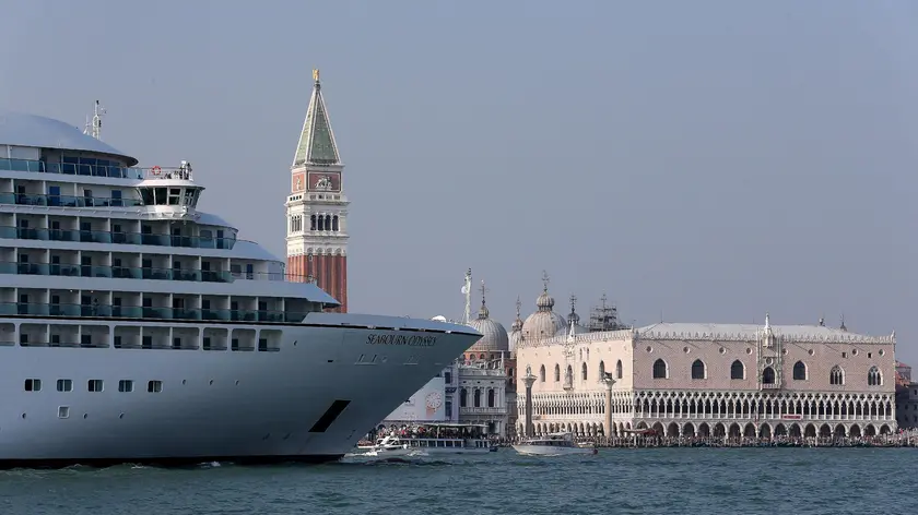 Grandi navi: una nave da crociera nel canale della Giudecca davanti a piazza San Marco, Venezia 27 settembre 2014..ANSA/ALESSANDRO DI MEO