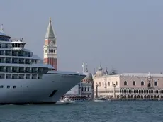 Grandi navi: una nave da crociera nel canale della Giudecca davanti a piazza San Marco, Venezia 27 settembre 2014..ANSA/ALESSANDRO DI MEO