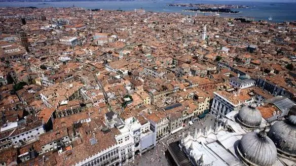 Demanio: Veduta dall'alto verso le isole di San Michele e di Murano. In basso a destra le cupole della Basilica di San Marco. ©ÊAndrea MEROLA