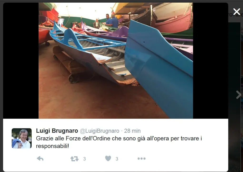 Le foto dei gondolini danneggiati dal profilo del sindaco Brugnaro su Twitter