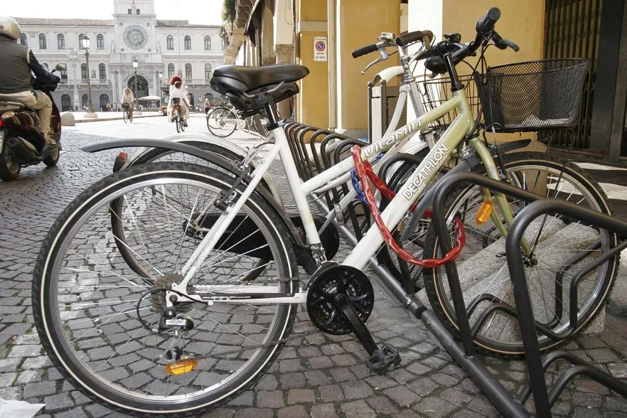 Le nuove rastrelliere permettono l'ancoraggio dei telai e sono più capienti