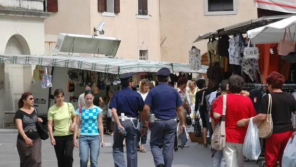 F.G. PORTOGRUARO LA POLIZIA PER IL CONTROLLO ANTITACCHEGGIO AL MERCATO SETTIMANALE