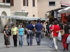 F.G. PORTOGRUARO LA POLIZIA PER IL CONTROLLO ANTITACCHEGGIO AL MERCATO SETTIMANALE