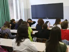 Studenti in aula in una scuola superiore, in una immagine del 10 settembre 2007. .Edilizia scolastica poco sicura in tutta Italia con la maggior.parte delle scuole, il 95% costruito entro il 1990 ed il 46%.tra il 1965 e il 1990. Secondo il Consiglio Nazionale dei.Geologi inoltre "il 57% delle nostre scuole non possiede il.certificato di idoneità statica, cioè quel documento che.certifica la "buona salute" dei pilastri, delle travi e di tutte.le parti strutturali di un edificio, e il 34% delle stesse è.ubicato in aree sismiche"...ANSA/FRANCO SILVI