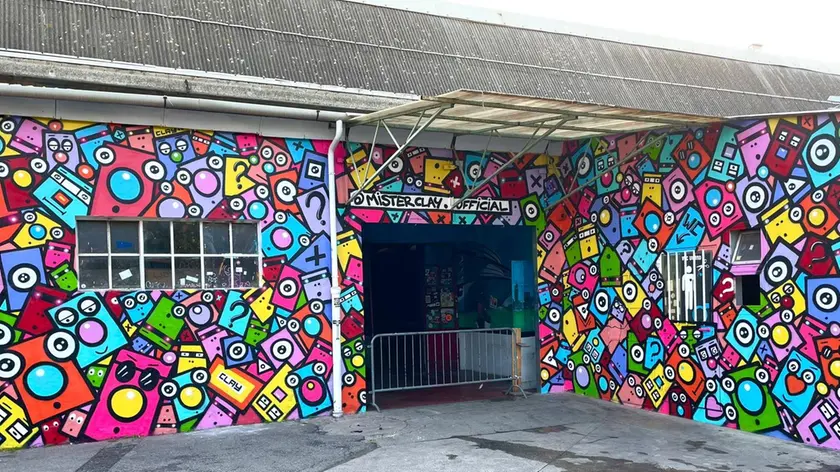 Una delle entrate del Centro sociale “Rivolta” colorate da Mr Clay