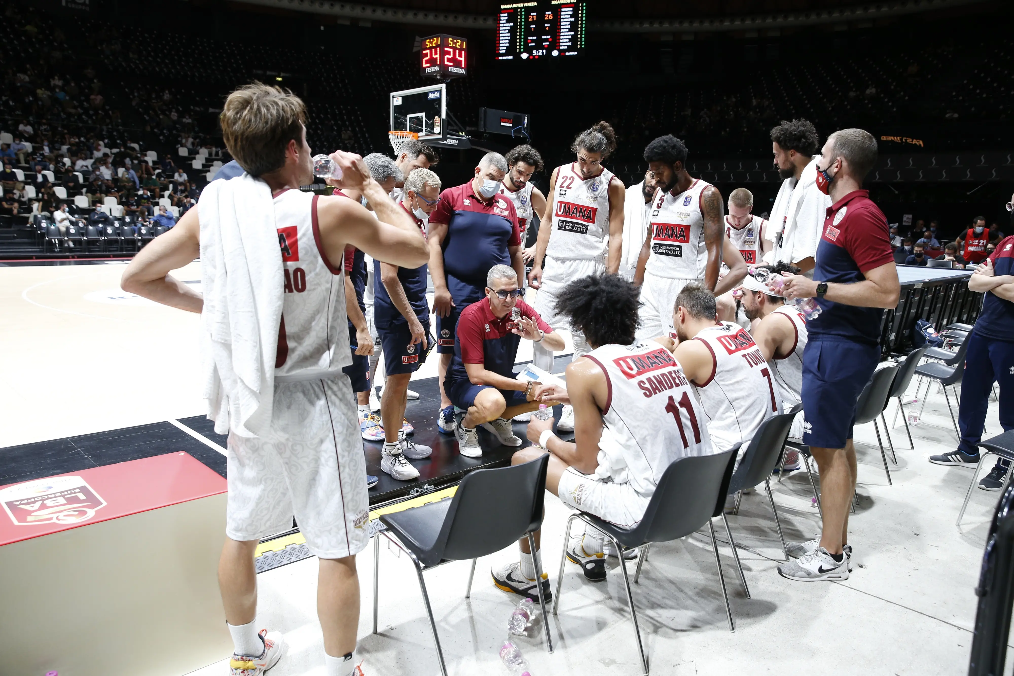 Victor Sanders (seduto di spalle, numero 11) a colloquio con coach Walter De Raffaele durante un time out