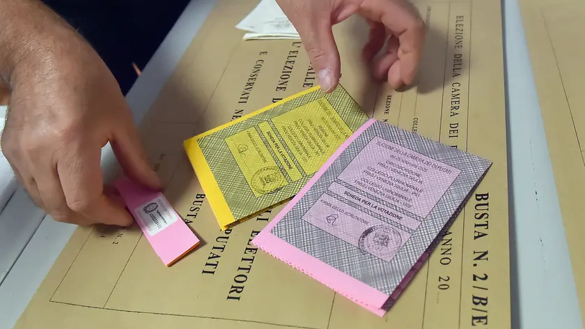 Il tagliandino antifrode applicato alle schede elettorali