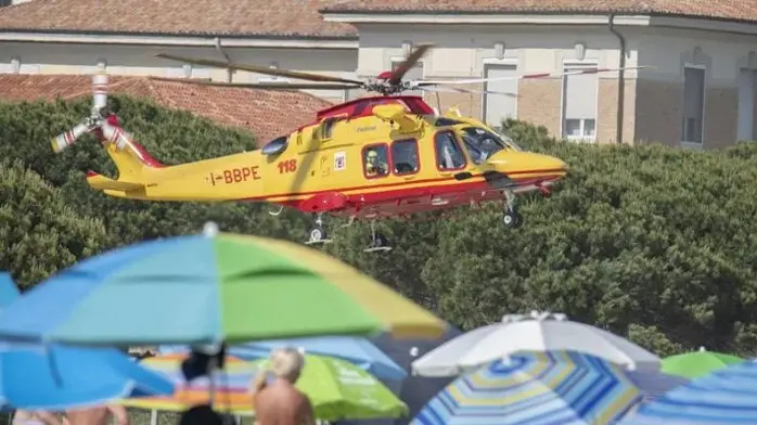 Un soccorso con l'elisoccorso in spiaggia