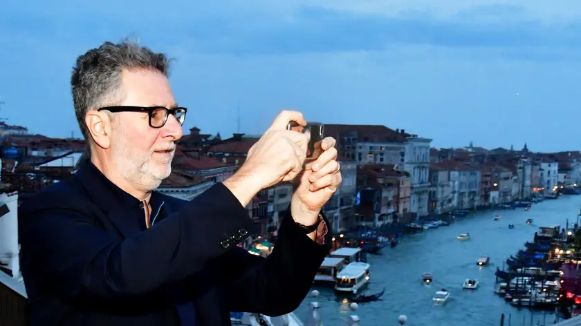 Fabio Fazio scatta una foto dalla terrazza del Fondaco dei Tedeschi a Venezia (foto Matteo Tagliapietra/Interpress)