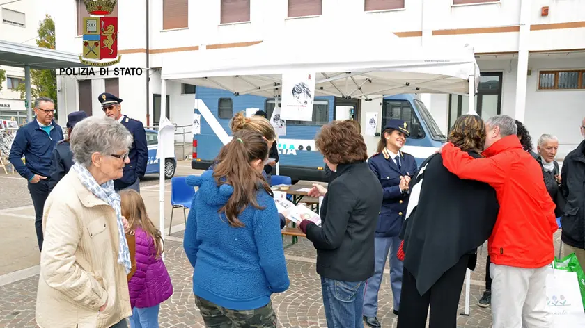 Il camper della polizia nella tappa a Marghera